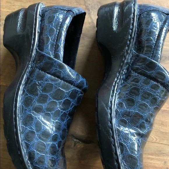 BOC ( Born) woman’s Navy snakeskin comfort clogs - Picture 3 of 7